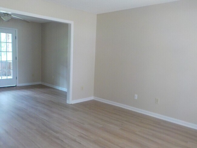 Building Photo - Stunning 3 Bed, 2.5 Bath Home with 1536 Sq...