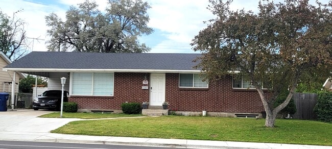 Building Photo - 9910 S Sego Lily Dr