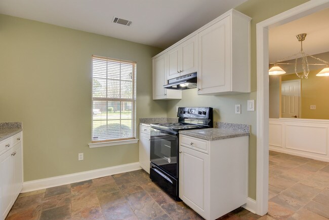 Building Photo - Beautiful Three Bedroom w/Garage