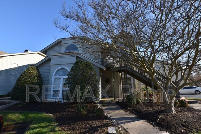 Building Photo - 525 E Lake Cir