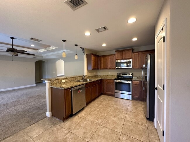 Building Photo - 516 Grand Ridge Dr