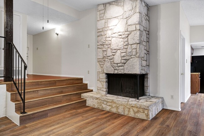 Building Photo - ADORABLE 4bd/2b Priced-right Rental Find i...