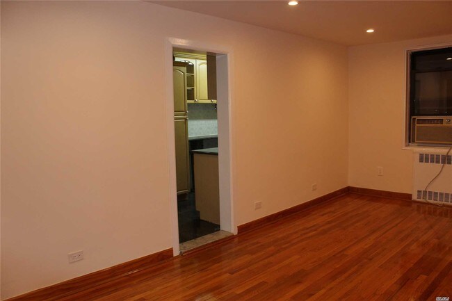 Foto del edificio - 102-18-102-64 64th Ave