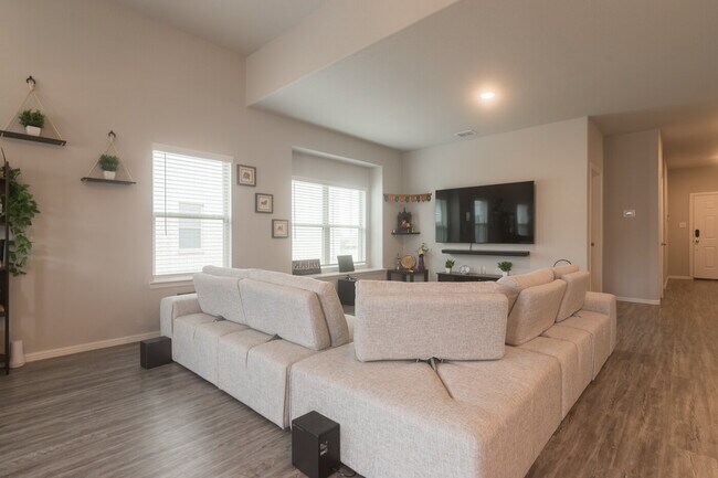 Foto del edificio - Gorgeous Two Story Home Featuring 2 Living spaces, 5 Bedrooms, and 3.5 Baths