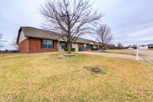 Building Photo - Cozy 2 bedroom 2 bathroom Duplex Home