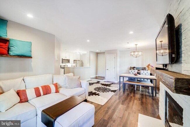 Foto del edificio - 1100 Quaker Hill Dr