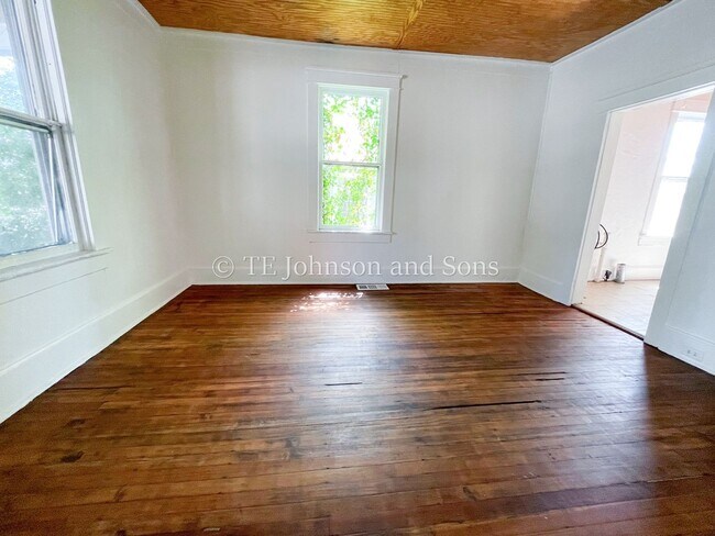 Building Photo - Spacious 4 bedroom near downtown Winston!