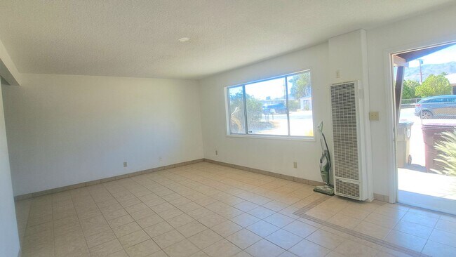 Foto del edificio - 2 Bedroom with large back yard