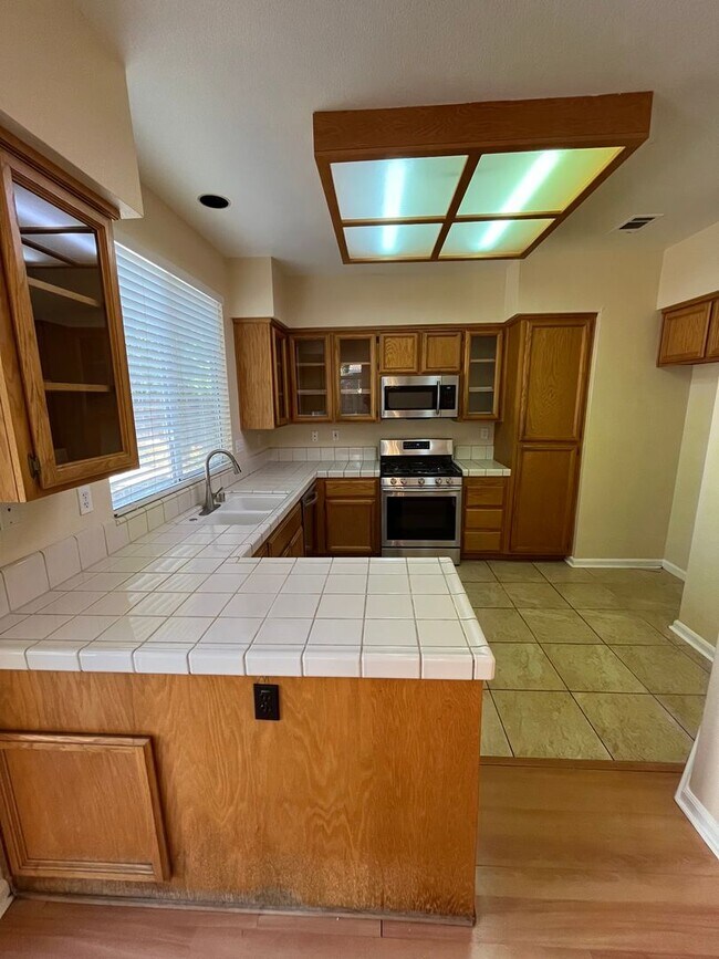 Foto del edificio - 3 Bed| 2 Bath | 1243 SF | 2 Car Garage | Single Story | Tenant pays $175 monthly for WS&G