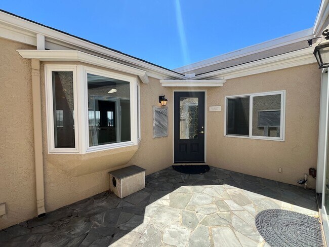 Foto del edificio - Stunning *VIEW* home for rent in desirable...