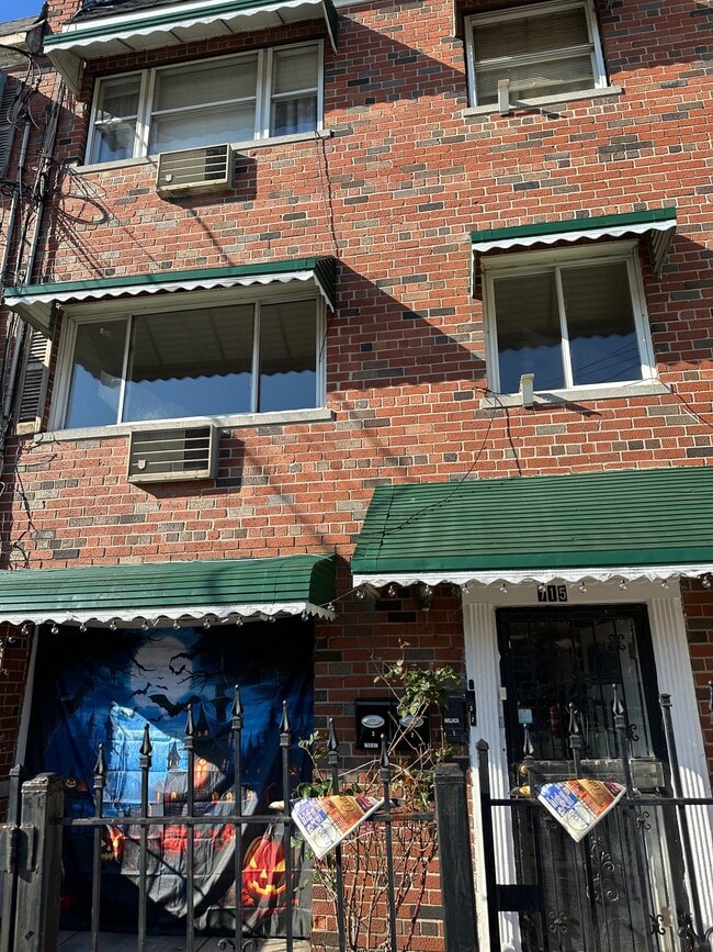 Photo - 715 Saint Lawrence Ave Townhome