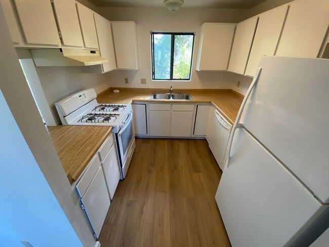 Building Photo - La Tierra Gardens - 2/1 Upstairs Apartment