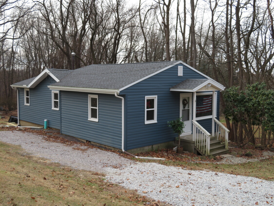 Side view facing south-west - 1144 Yorkshire Dr