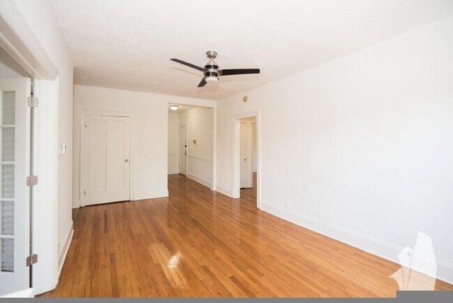 Building Photo - 3 bedroom in Chicago IL 60657