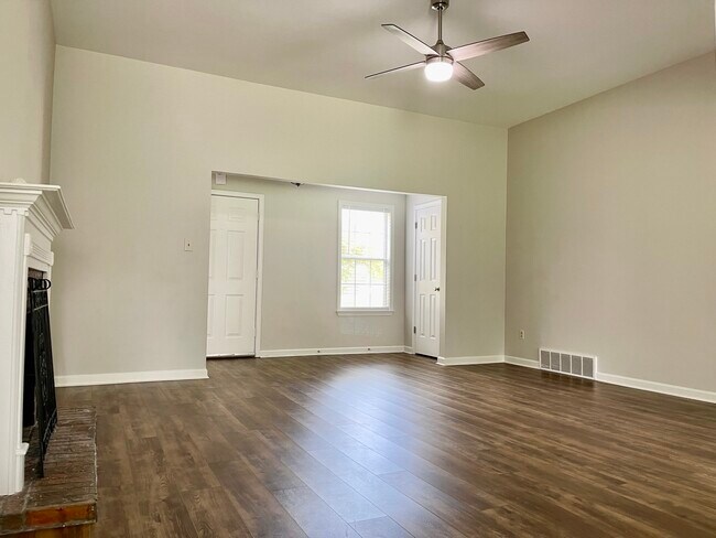 Building Photo - 1492 Howling Dr