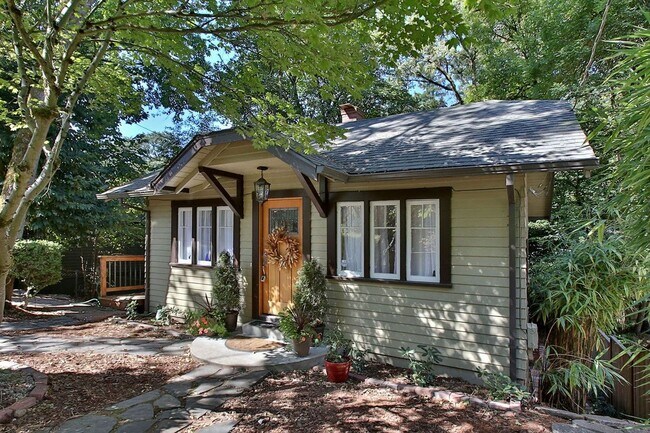 Foto del edificio - Charming updated 1925 Home in Lake Oswego ...