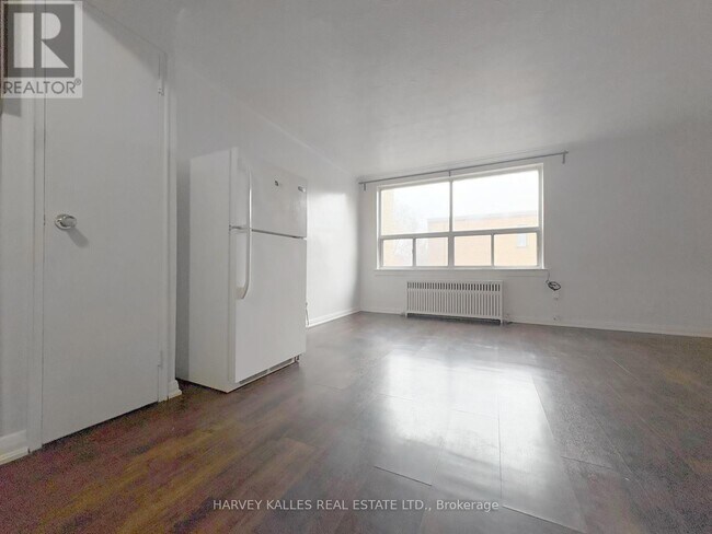 Photo du bâtiment - 1490 Eglinton Ave W