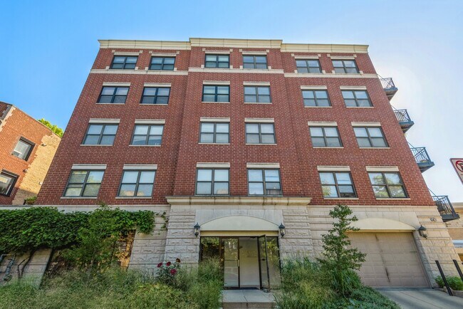 Building Photo - 7625 N Eastlake Terrace