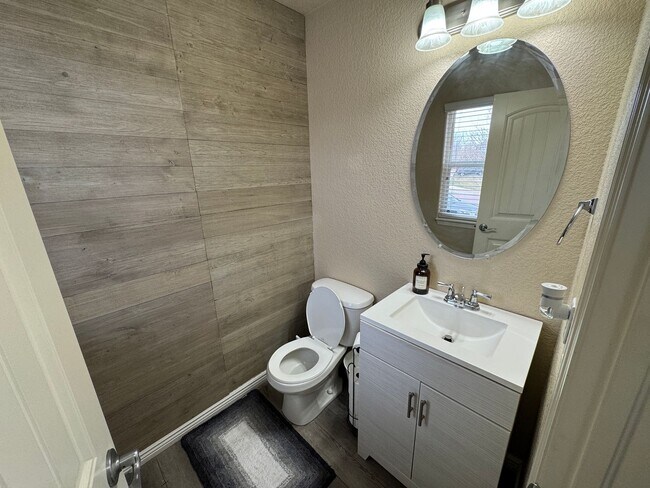 Foto del edificio - Modern 3BR/3BA Two-Story Home with Open Layout, Stainless Steel Kitchen & Low-Maintenance Living