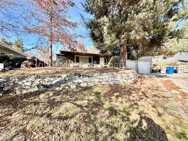 Building Photo - 3 bed 2.5 bath home  - Close to Boise foot...