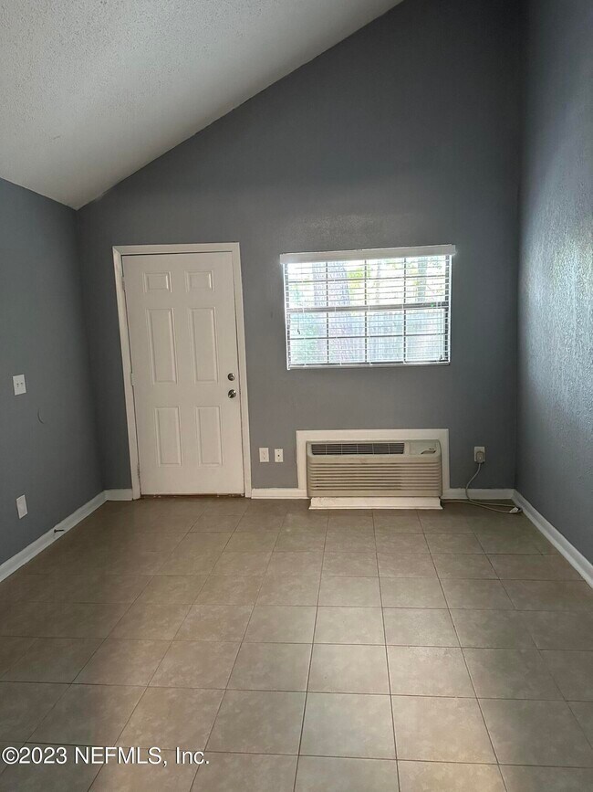 8276 San Jose Manor Dr E Unit 8, Jacksonville, FL 32217 Room for Rent