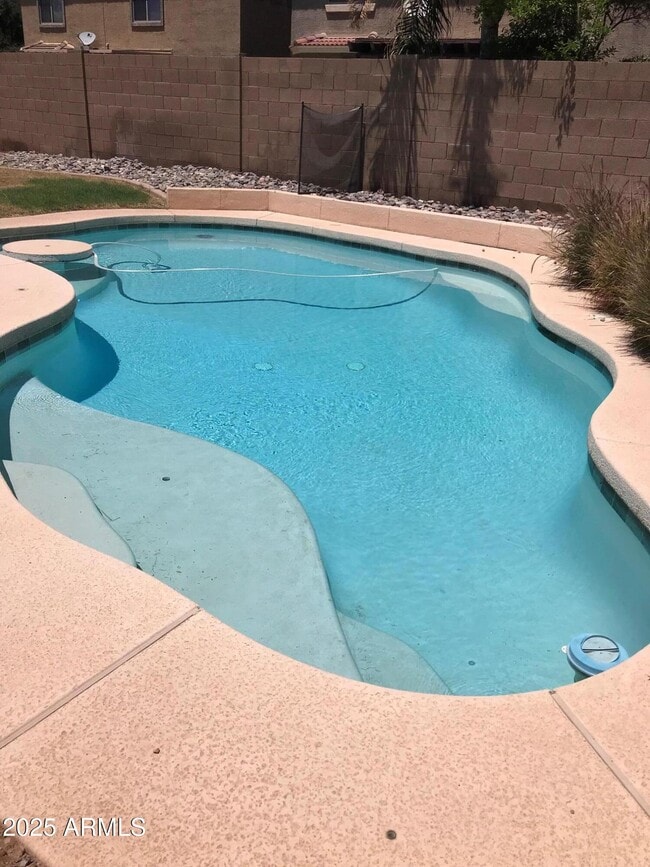 Foto del edificio - 3440 E Flower St