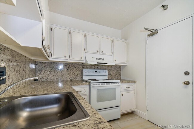 Building Photo - 10185 Collins Ave