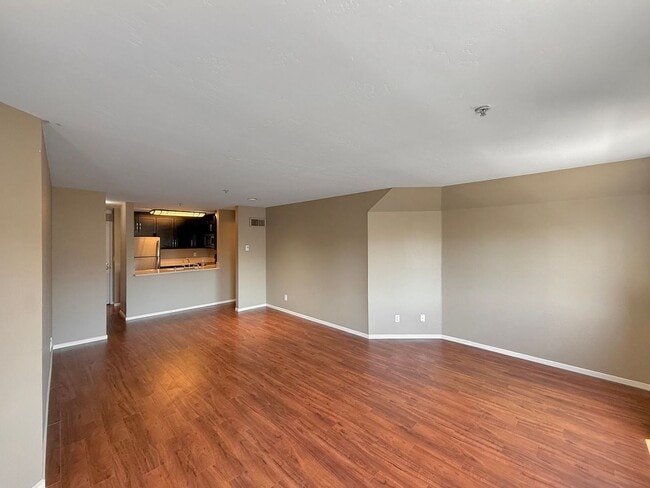 Foto del edificio - SD: Bright 2BD/2BA Condo in UTC with Community Pool, Gym & Reserved Parking