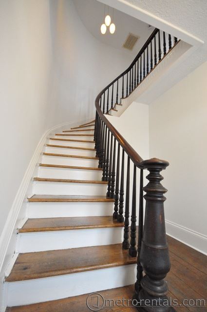 Entry - 321 E Livingston Ave