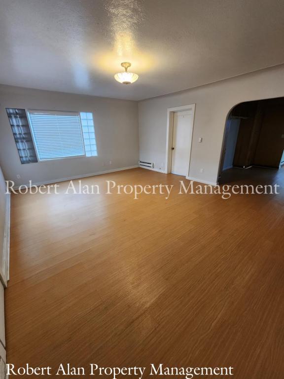 Foto del edificio - 3411 NE Riverside Ave