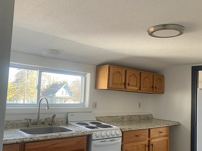 Building Photo - 5 Leonard Ave