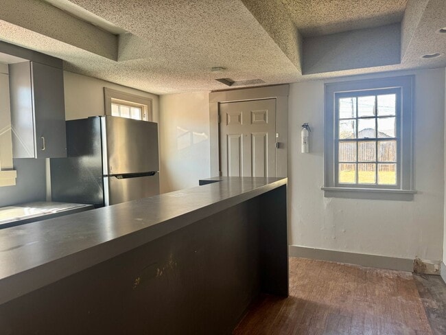 Building Photo - Wow! Updated, Spacious 2/1 with All Applia...