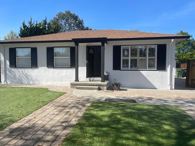 Building Photo - 2261 Boxwood Dr
