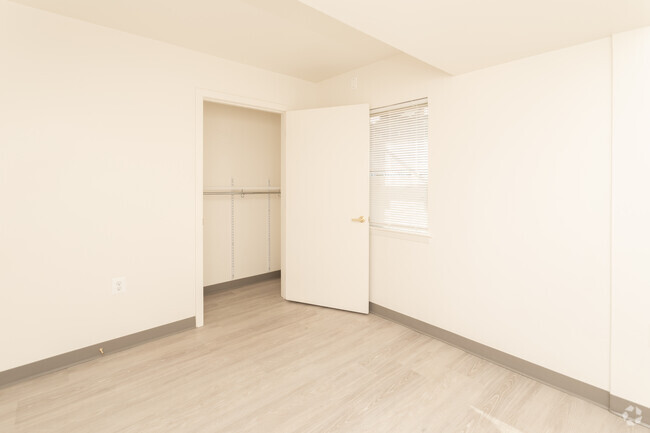 2BR, 1BA - 677 SF - Silver Park West