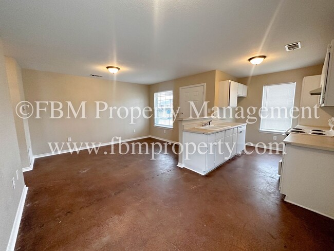 Building Photo - Lamar 205 &amp; 207 / Silent - BZ