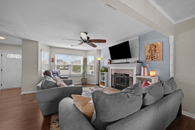 Foto del edificio - 5845 Glen View Dr