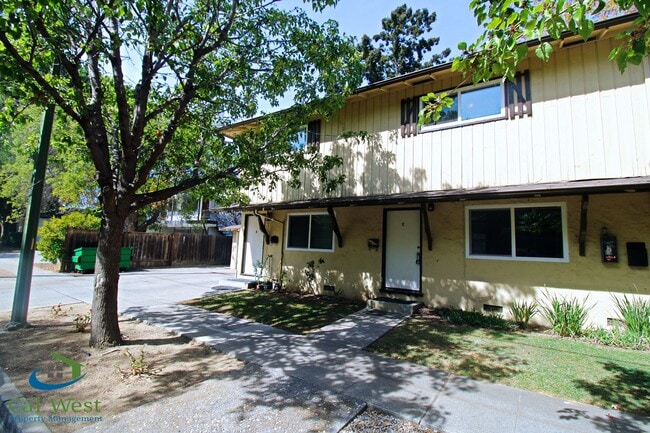 Foto del edificio - $2495 - 2 Bed 1.5 Remodeled 2 Story Towhn Home Near Keily and Saratoga