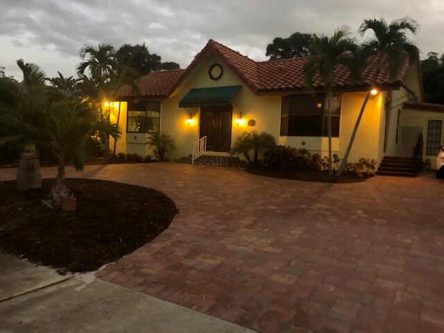 CUSTOM BUILT - 1143 Bluebird Ave