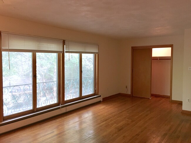 Building Photo - 2 Bedroom Apartment Right off East Univers...