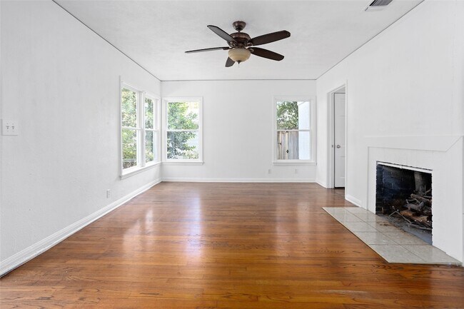Foto del edificio - 6417 Darwood Ave