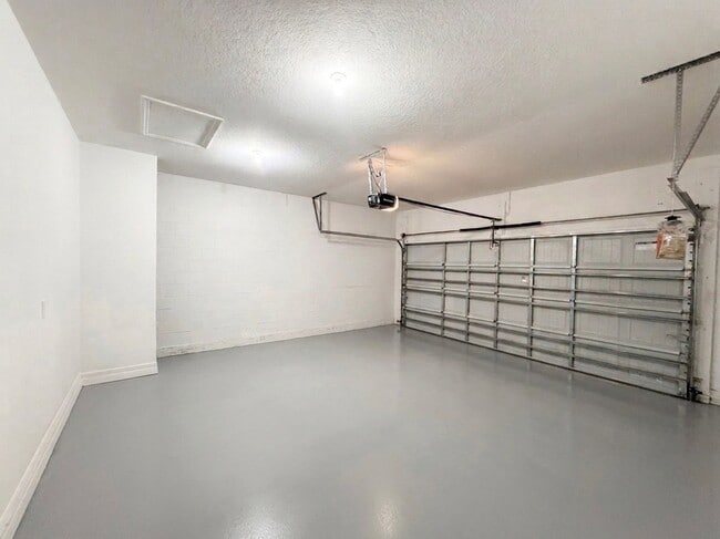 Foto del edificio - 5853 Bullock Pl