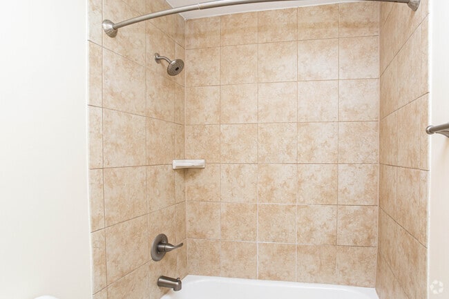 1BR, 1BA - 640 SF - Bathroom - Markwell Village