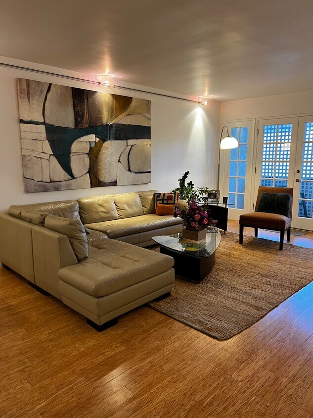 Large family/living; french doors to a balconey - 901 10th St
