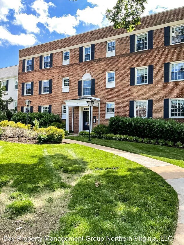 2 br, 1 bath House 1303 S Walter Reed Dr... House Rental in Arlington, VA
