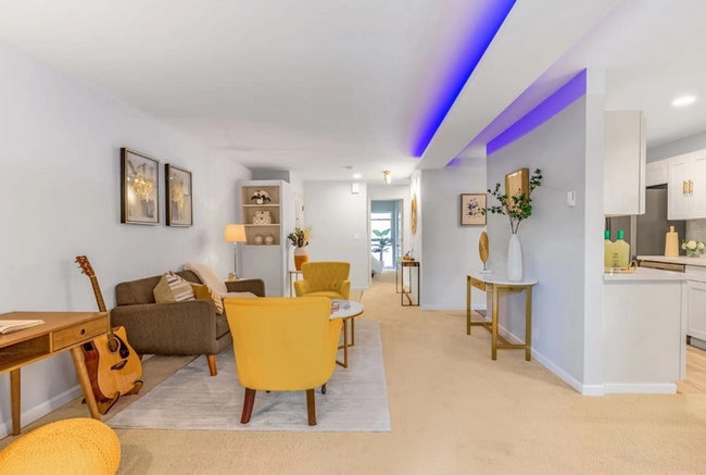 Building Photo - Bellevue Square Ground Floor 2 Bedroom Condo