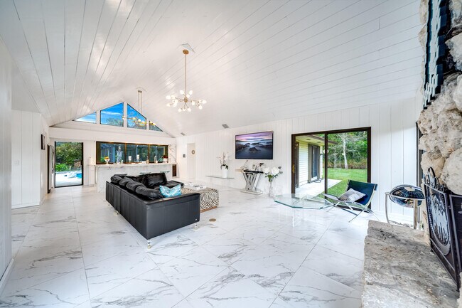 Foto del edificio - 583 Rambling Dr Cir