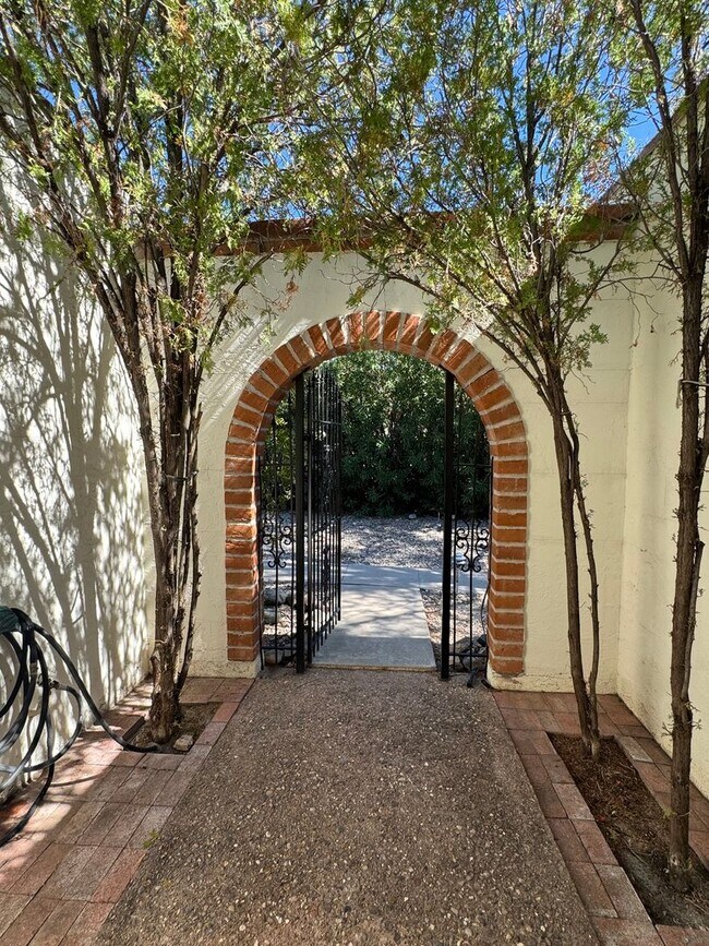 Building Photo - Eastside Townhome