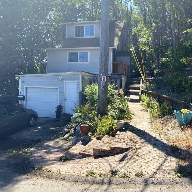 Building Photo - 2361 S Bayview St