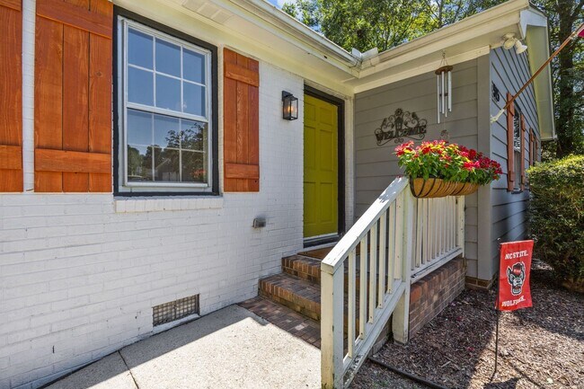 Building Photo - Gorgeous Mid-Century Modern Ranch in West Raleigh near NCSU and Lake Johnson - Fenced-in Backyard!