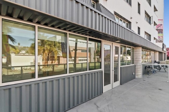 Foto del edificio - 5750 Hollywood Blvd